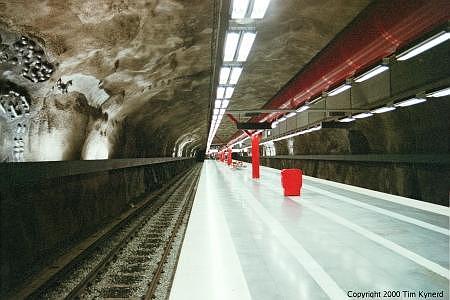 Duvbo from north end of platform, southbound track and platform face