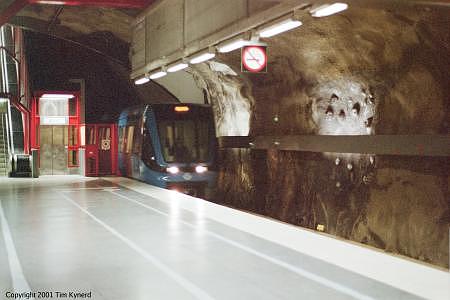 Duvbo, northbound C20 train arriving