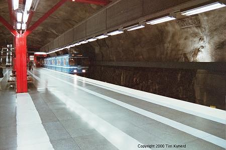 Duvbo, northbound train arriving