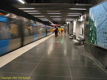 Universitetet, northbound train arriving