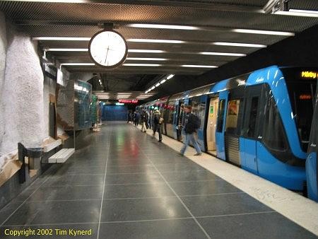Universitetet, northbound train stopped