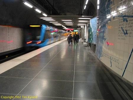 Universitetet, northbound train departing